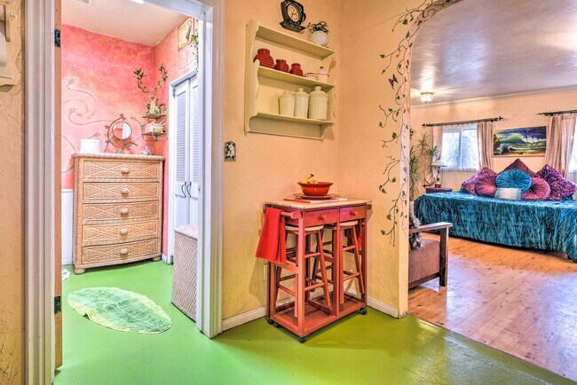 Building Photo - 2434 Cloverfield Blvd