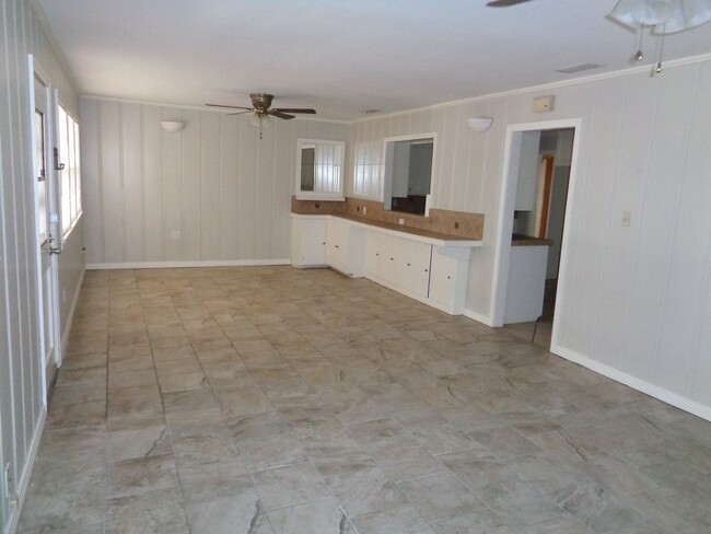 Building Photo - Super Spacious Home