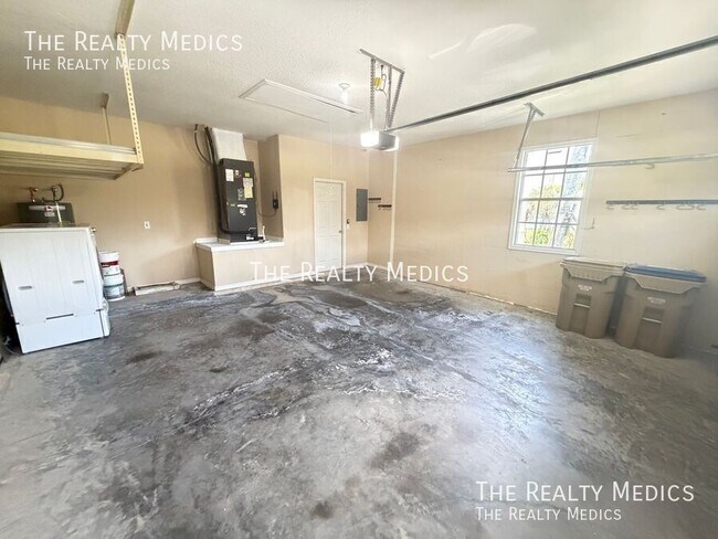 Building Photo - 1565 The Oaks Blvd