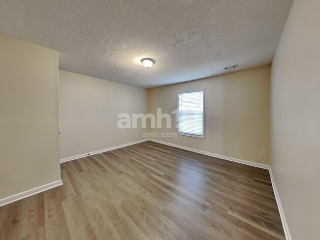 Building Photo - 1017 Queensbury Run