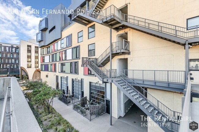 Building Photo - Stylish Lincoln Heights Loft | Private Bal...