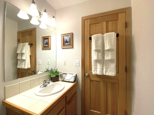 Building Photo - 28 Valley View Ln