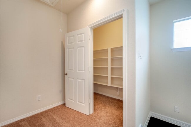 Building Photo - 2710 Shadybrook Meadow Dr