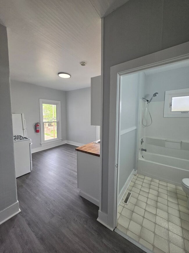 Building Photo - Kent 1 Bedroom 1 Bath (Upstairs Apartment)