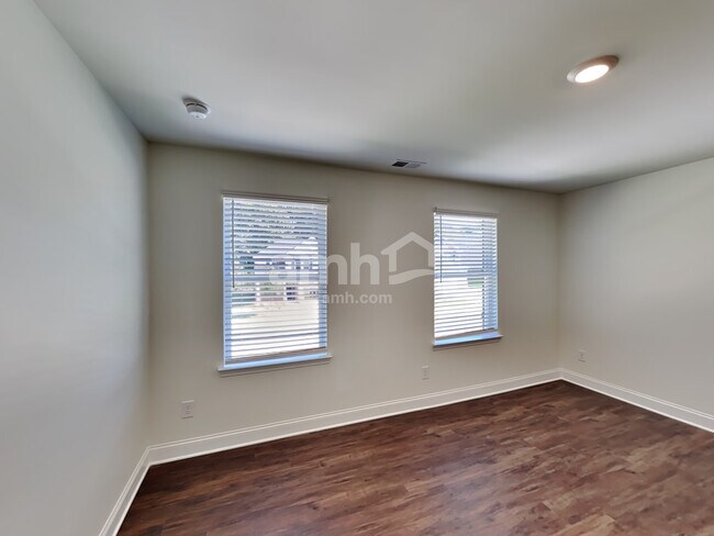 Building Photo - 1943 Windsor Park Ave