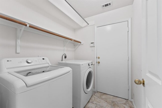 Building Photo - 2104 Lobelia Dr