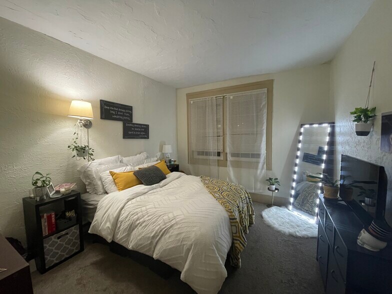 Spacious master sweet - 506 N McKean St