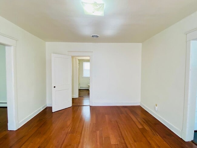 Building Photo - Adorable 2bdrm/1bth Bungalow Conveniently Located in Richmond's Historic Churchill!!