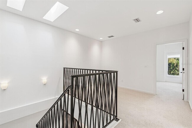 Building Photo - 1685 Laurel St