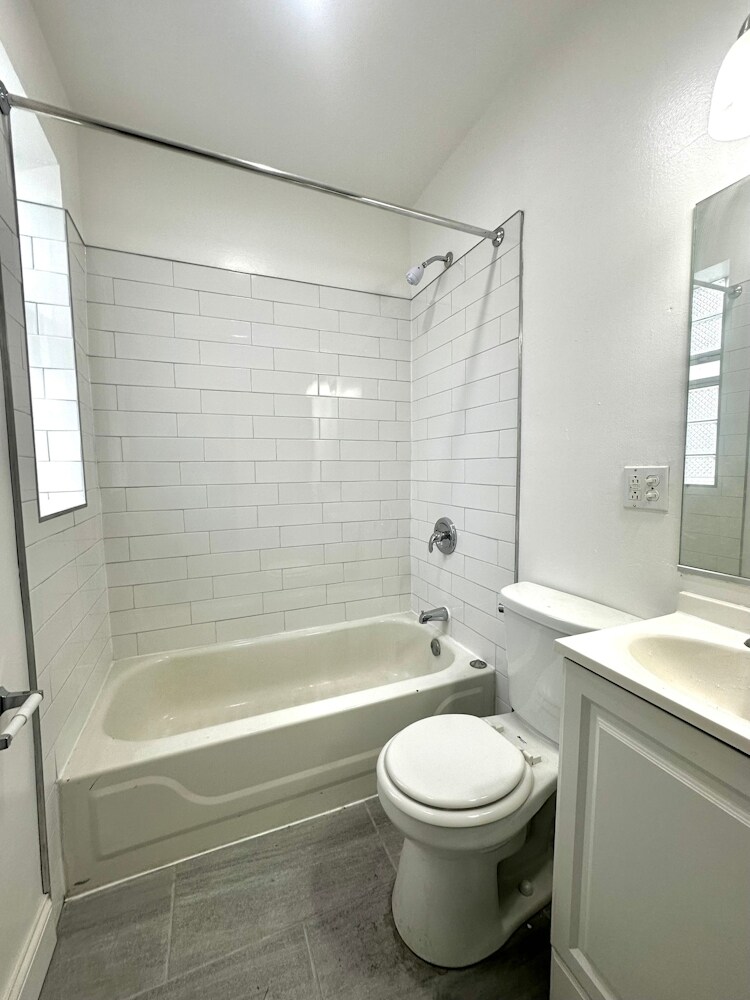 Building Photo - 4031 N Kenmore Ave