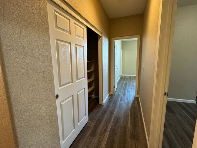 Building Photo - Four Bed, Two Bath Home Close to Hwy 99 an...