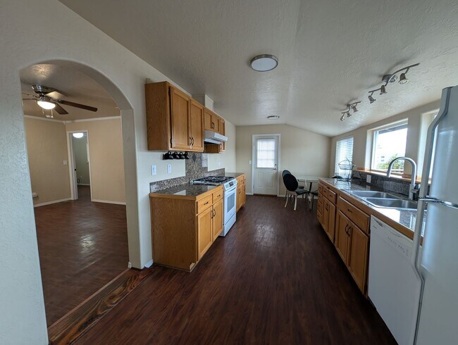 Building Photo - Easy Commute with Stunning Views!