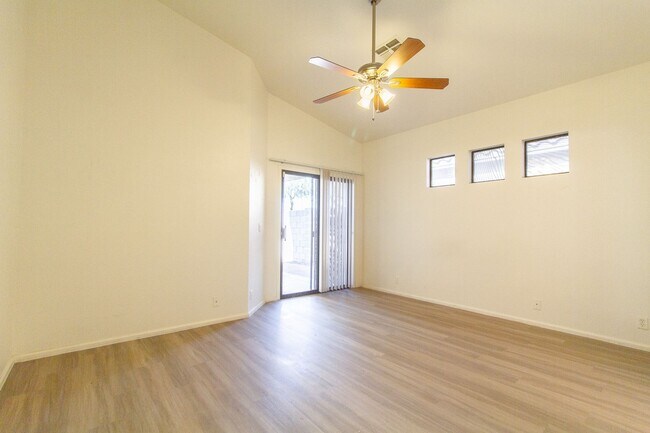 Building Photo - Gorgeous 3 bed, 2 bath home located near 87th Ave and Cactus