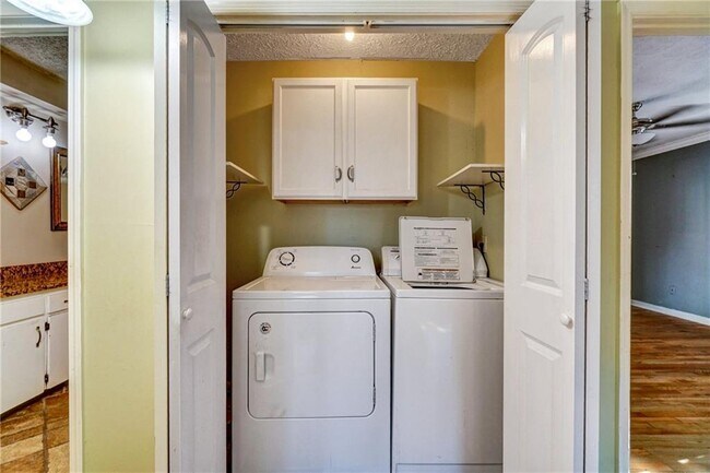 Building Photo - 648 Cativo Dr SW