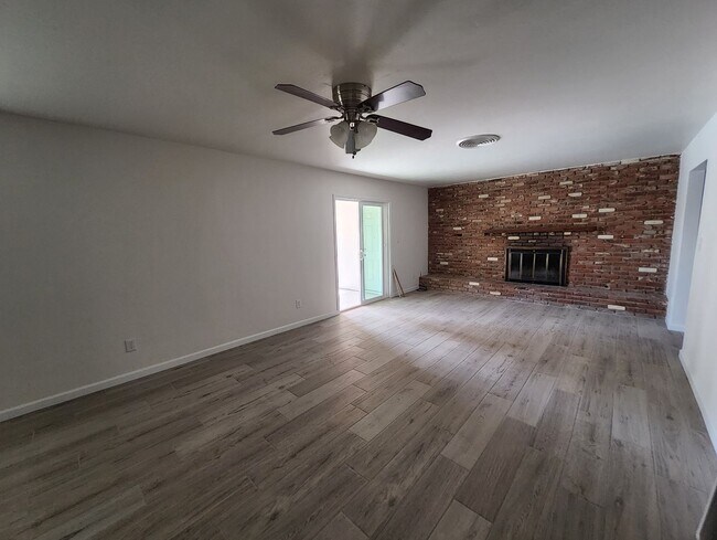 Building Photo - 2801 El Berrendo Ave., Bakersfield, CA 93304