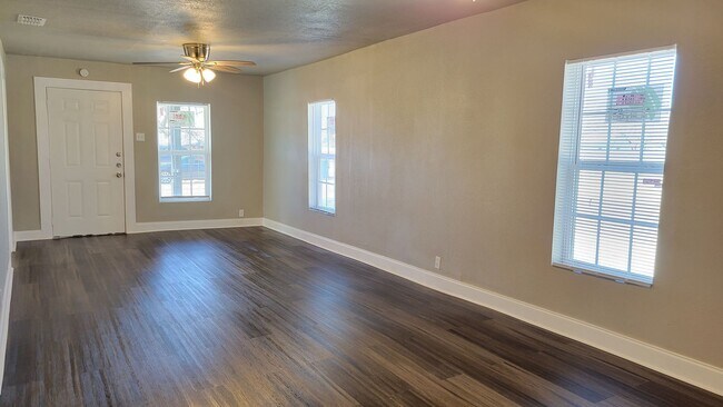 Building Photo - Totally Updated 3/1/2 A MUST SEE! Available July 2026