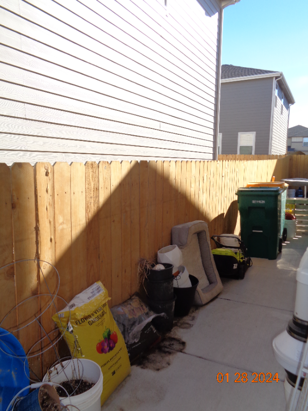 Building Photo - Great neighborhood! with open space and wa...