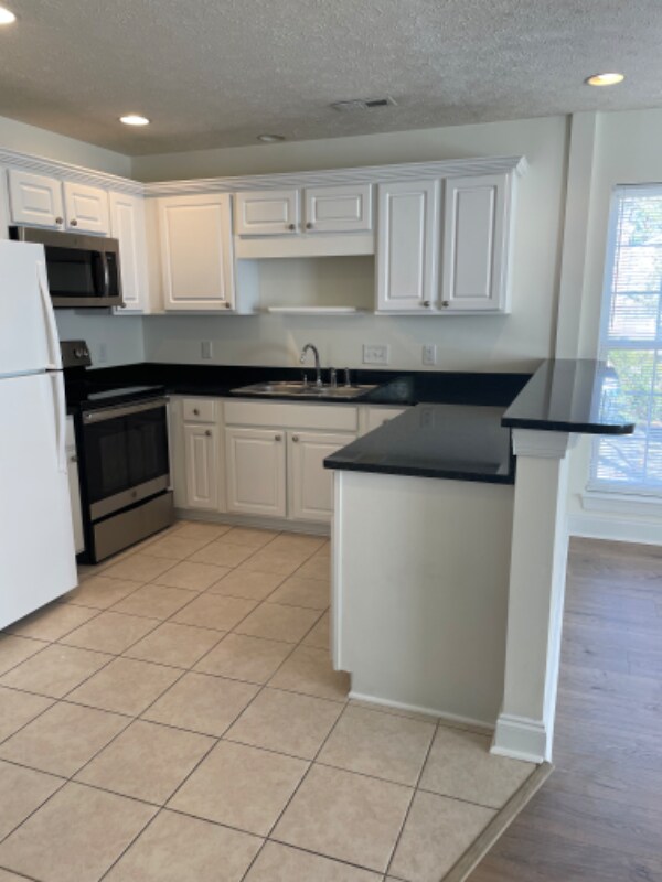 Building Photo - 1016 Hickory Dr