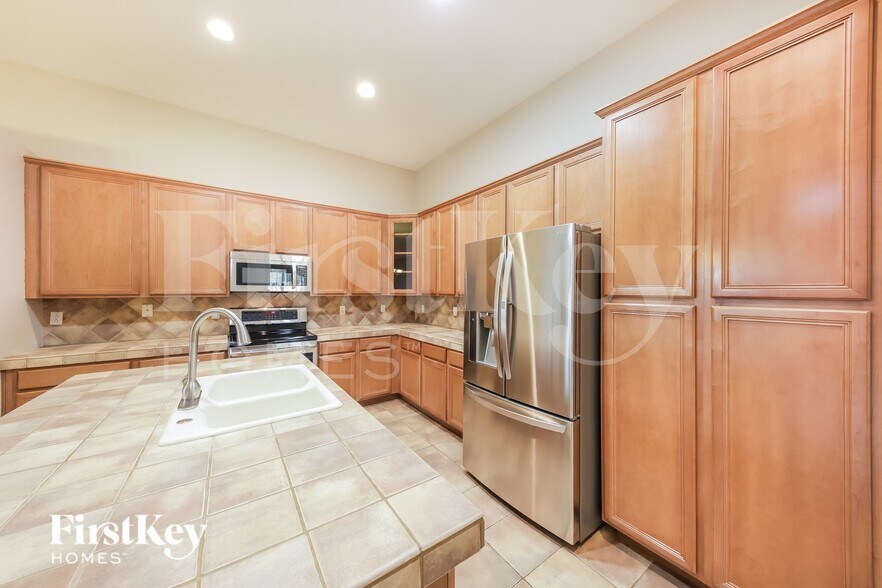 Building Photo - 7834 W Robin Ln