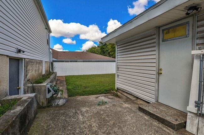 Building Photo - Adorable 4 bedroom | 2 bathroom | 2 car ga...