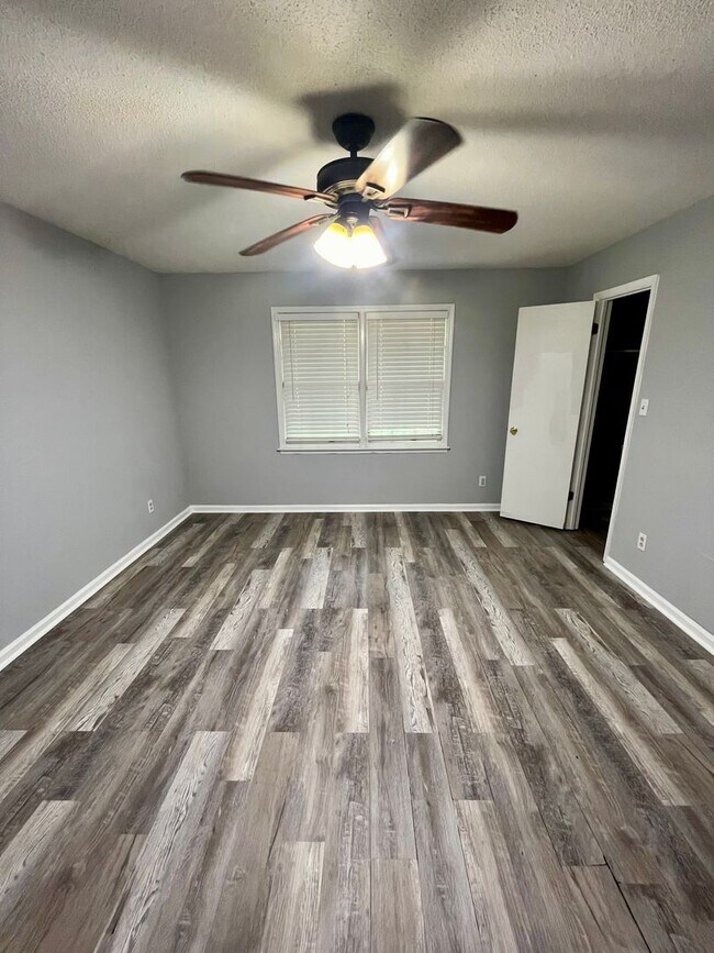 Building Photo - 3 Bed/2 Bath Home