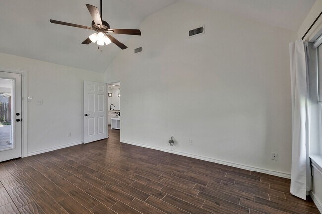 Building Photo - Updated Home with Pool & Shop on 1 acre lot