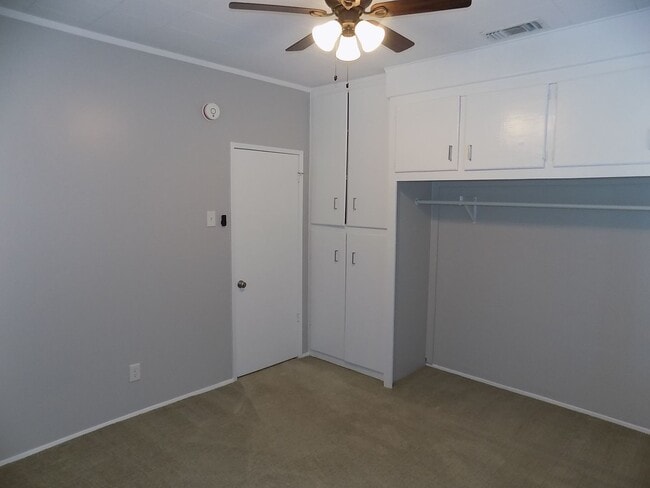 Building Photo - 3 Bedroom/2 Bathroom Craftsman | Master wi...