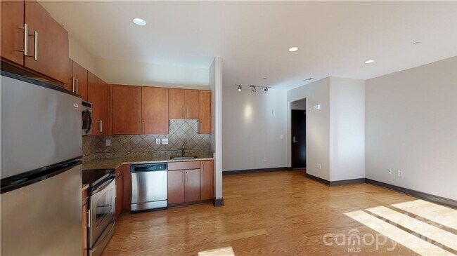 Building Photo - 2200 Lyndhurst Ave