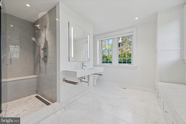 Building Photo - 767 Newtown Rd