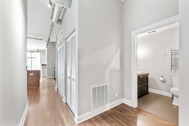 Building Photo - 1000 W Adams St