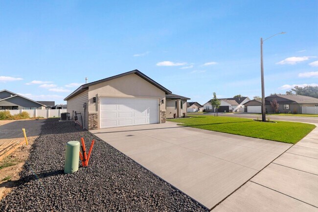 Building Photo - 392 Rock Dove Loop