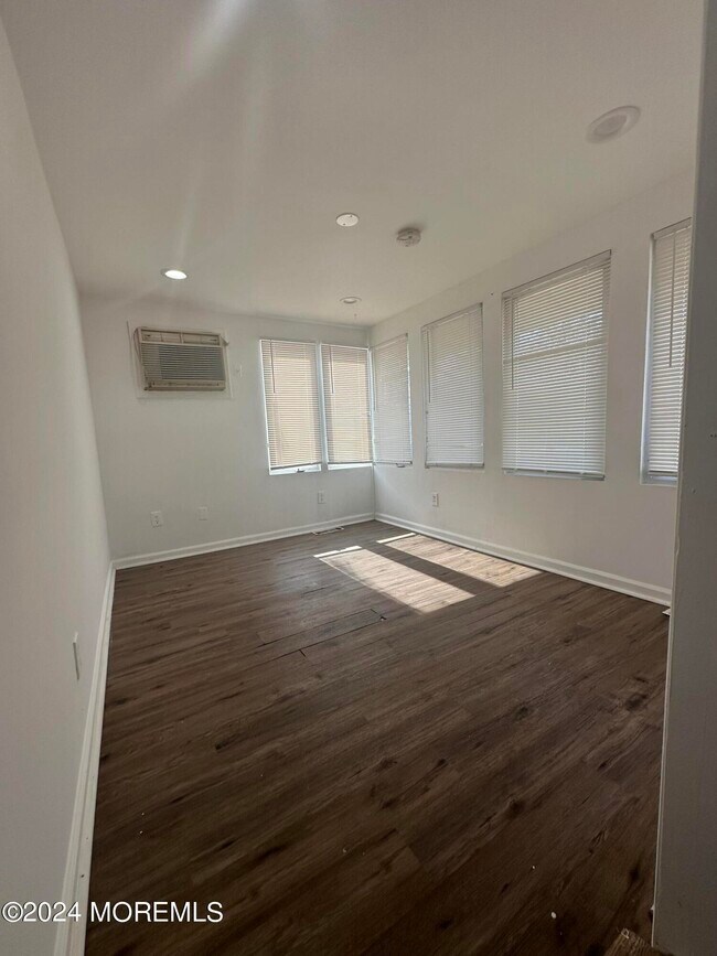 Building Photo - 56 Steiner Ave