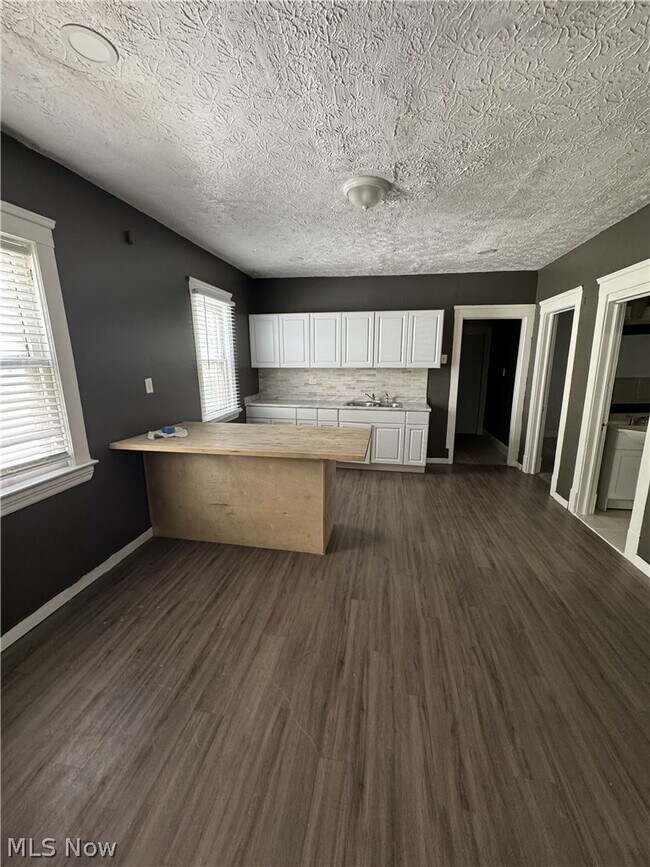 Building Photo - 10209 Elwell Ave