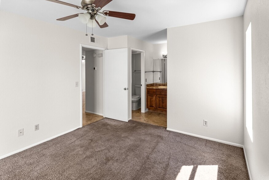 Building Photo - 850 S River Dr