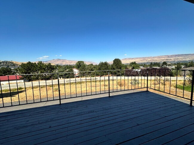 Building Photo - 1826 Rocklund Dr