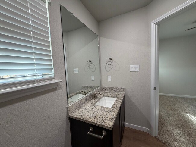 Building Photo - Modern 3/2 Townhome in NBTX
