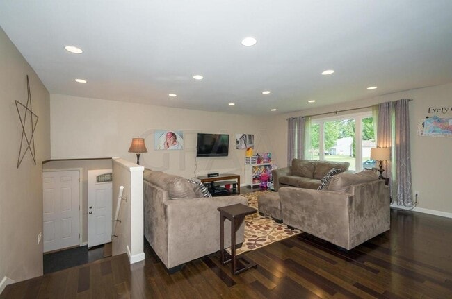 Building Photo - Awesome 5 Bedroom, 3 Bathroom Single Family Home for Rent in EGF