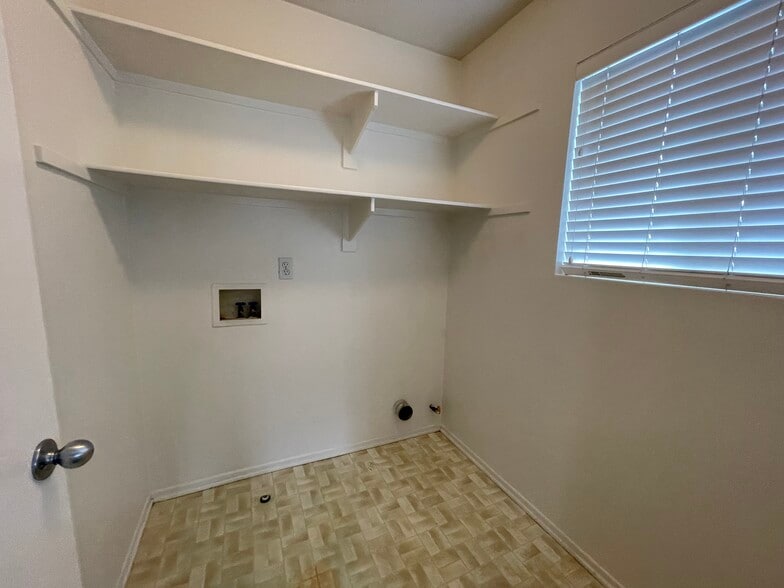 Building Photo - 2300 Jeans Ct