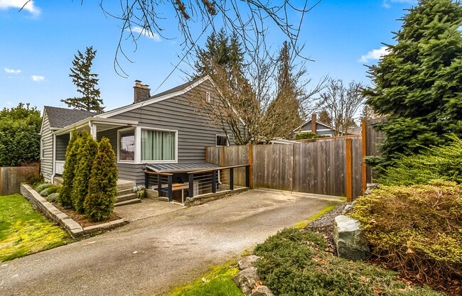 Building Photo - Stylish in Snohomish