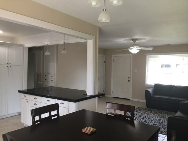 Building Photo - 709 Palomas Dr NE