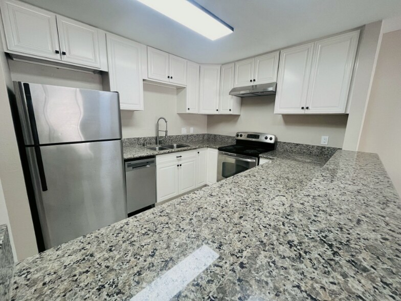 Primary Photo - 3030 Suncrest Dr