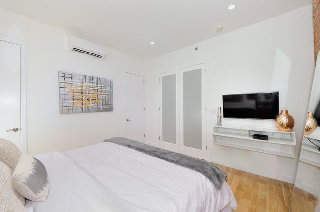 Building Photo - 353 W 46th St