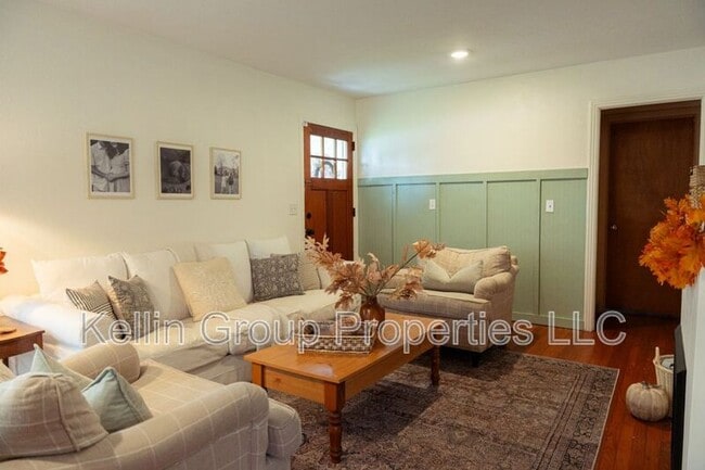 Building Photo - 1805 E Fern Rd