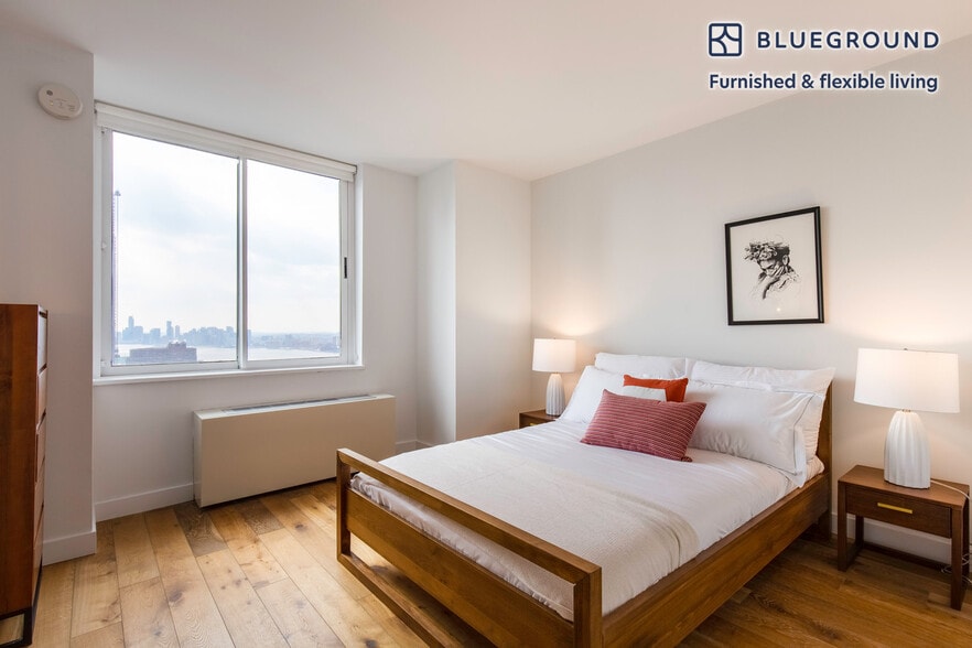 Building Photo - 560 W 43rd St