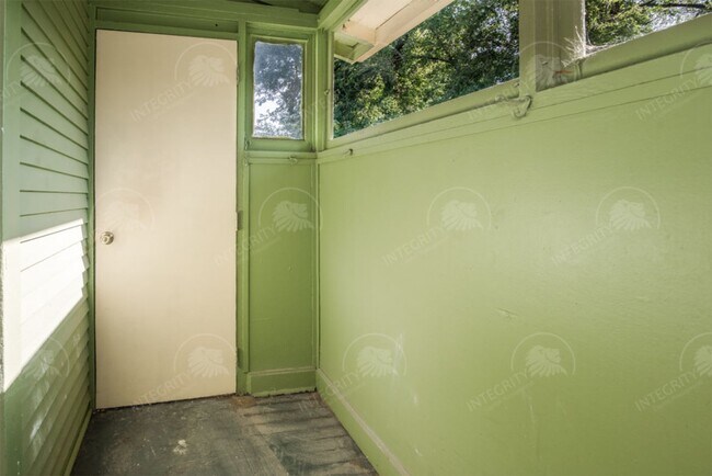 Building Photo - 5517 Woodland Ave