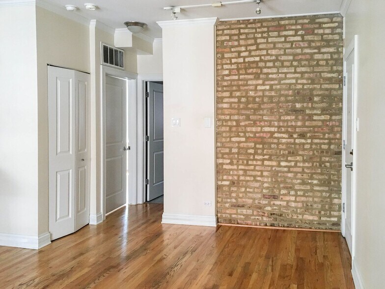 Building Photo - 624 W Roscoe St