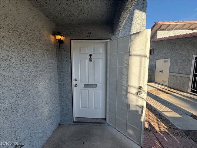 Building Photo - 5219 Caliente St