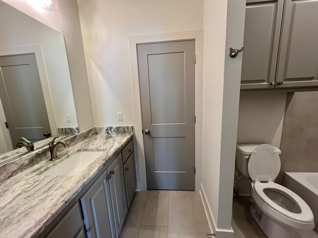 Building Photo - Spacious Two Bedroom Townhouse off Jeffers...