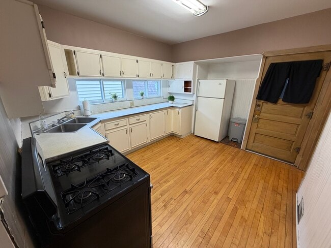 Building Photo - 5252 N Ludlam Ave