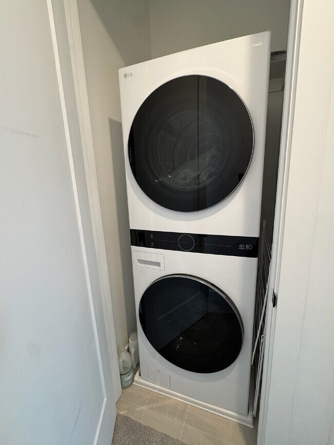 Building Photo - "Spacious 4-Bed Townhouse with Scenic Views & Rooftop Patio in American Fork!"